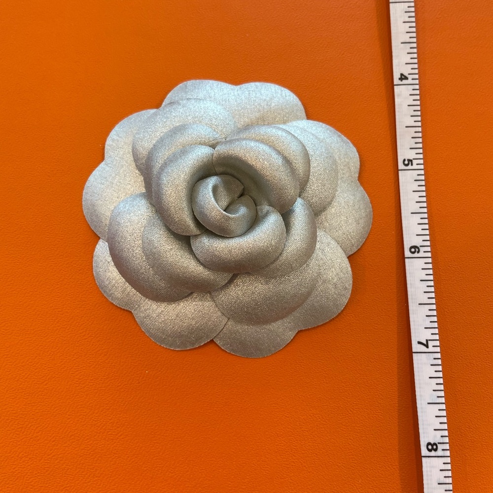 LIMITED EDITION RARE AUTHENTIC CHANEL 2015 HOLIDAY CAMELLIA FLOWER (big size 3”)
